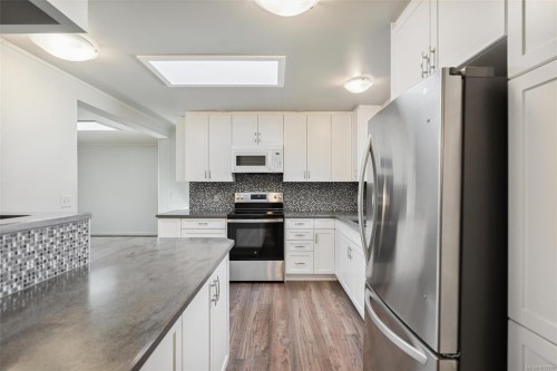 2111 Summergate Blvd, Sidney, BC 