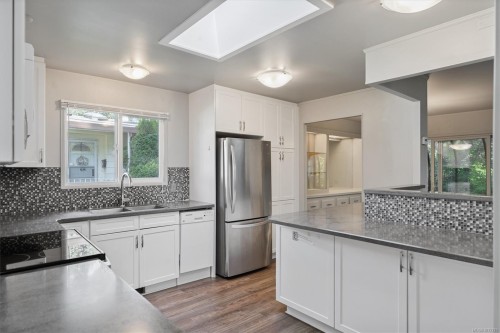 2111 Summergate Blvd, Sidney, BC 