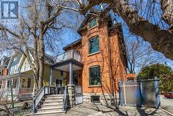 35 WAVERLEY STREET  Ottawa, ON K2P 0T7