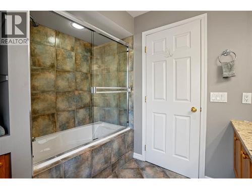 Upper level bathroom - 1988 Dewdney Road, Kelowna, BC - Indoor Photo Showing Bathroom