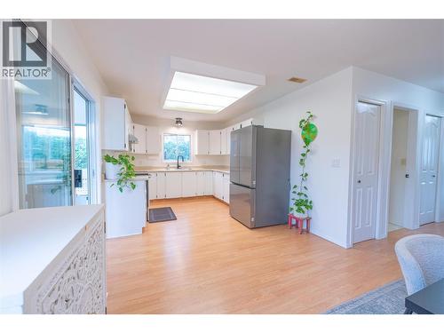 151 Molnar Road, Kelowna, BC - Indoor Photo Showing Kitchen