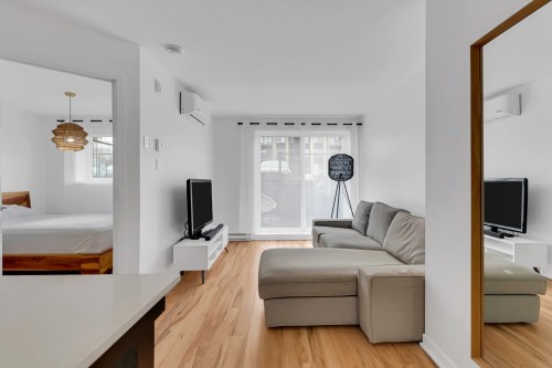Salon - 103-270 Rue De L'Harmonie, Delson, QC - Indoor