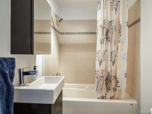Bathroom - 6097 Rue Dumas, Montréal (Le Sud-Ouest), QC - Indoor Photo Showing Bathroom