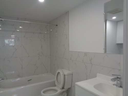 Bathroom - 8876A Boul. Provencher, Montréal (Saint-Léonard), QC - Indoor Photo Showing Bathroom