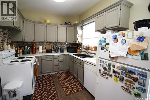 531 1St Street E, Shaunavon, SK - Indoor Photo Showing Kitchen With Double Sink