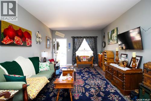 531 1St Street E, Shaunavon, SK - Indoor Photo Showing Living Room