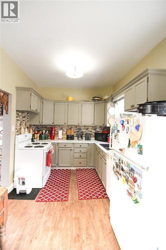 531 1St Street E, Shaunavon, SK - Indoor Photo Showing Kitchen With Double Sink