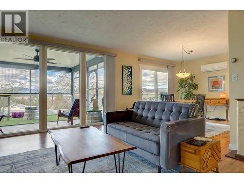 674 Pheasant Road, Vernon, BC - Indoor Photo Showing Living Room