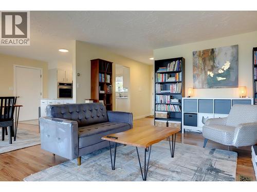 674 Pheasant Road, Vernon, BC - Indoor Photo Showing Living Room