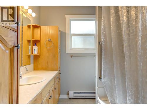 674 Pheasant Road, Vernon, BC - Indoor Photo Showing Bathroom