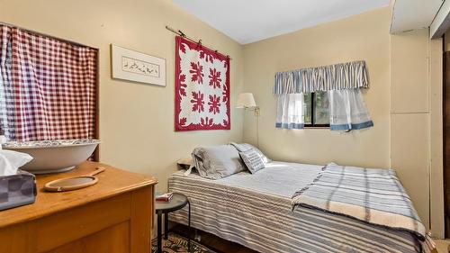 7760 95 Highway, Kingsgate, BC - Indoor Photo Showing Bedroom