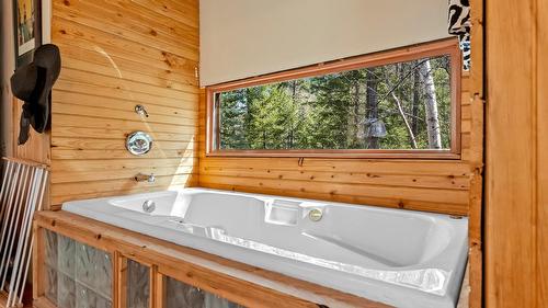 7760 95 Highway, Kingsgate, BC - Indoor