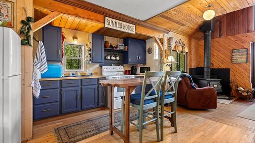 7760 95 Highway, Kingsgate, BC - Indoor