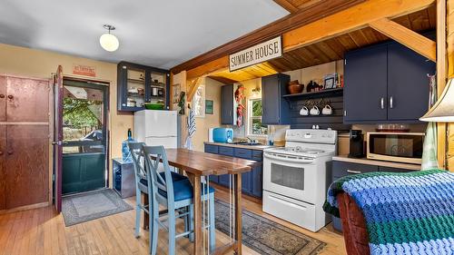 7760 95 Highway, Kingsgate, BC - Indoor Photo Showing Kitchen