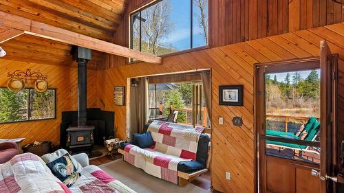 7760 95 Highway, Kingsgate, BC - Indoor With Fireplace
