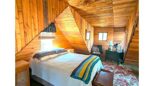 7760 95 Highway, Kingsgate, BC - Indoor Photo Showing Bedroom