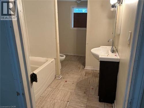 16 Albert Street, Welland, ON - Indoor Photo Showing Bathroom