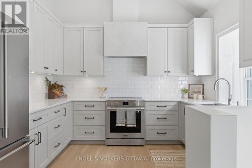 71 Thomas Street, Ottawa, ON - Indoor Photo Showing Kitchen With Upgraded Kitchen