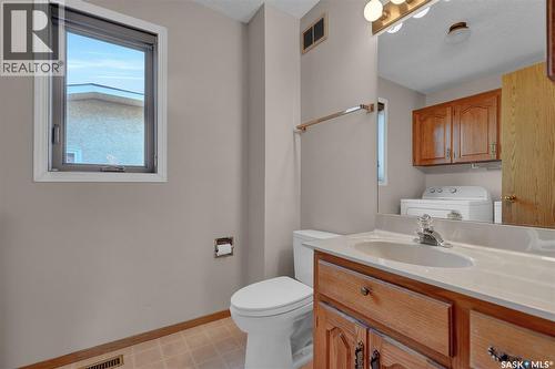 3139 Thacker Bay E, Regina, SK - Indoor Photo Showing Bathroom