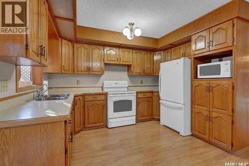 3139 Thacker Bay E, Regina, SK - Indoor Photo Showing Kitchen With Double Sink