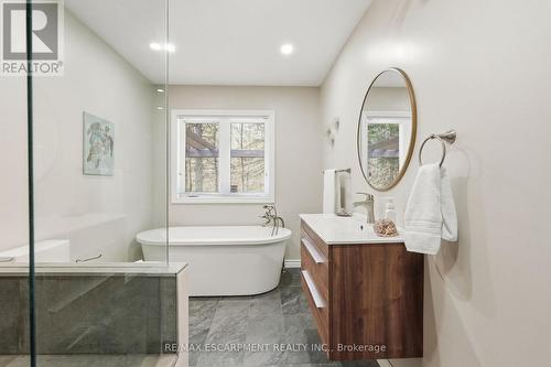 19 Concession 5 E, Hamilton, ON - Indoor Photo Showing Bathroom