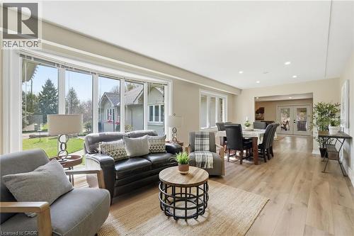 19 5Th Concession E, Waterdown, ON - Indoor Photo Showing Living Room