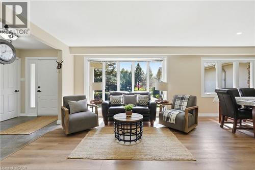 19 Concession 5 E, Waterdown, ON - Indoor Photo Showing Living Room