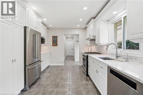 19 Concession 5 E, Waterdown, ON - Indoor Photo Showing Kitchen With Upgraded Kitchen