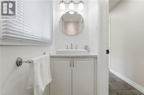 19 Concession 5 E, Waterdown, ON - Indoor Photo Showing Bathroom