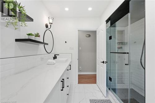 19 Concession 5 E, Waterdown, ON - Indoor Photo Showing Bathroom