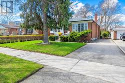 32 BEACON ROAD  Toronto, ON M1P 1G7