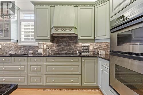 4172 Stonebridge Crescent, Burlington, ON - Indoor Photo Showing Kitchen With Upgraded Kitchen