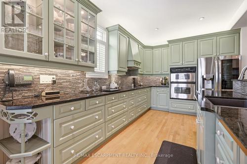4172 Stonebridge Crescent, Burlington, ON - Indoor Photo Showing Kitchen With Upgraded Kitchen