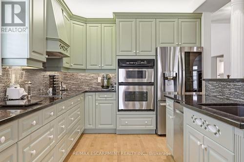 4172 Stonebridge Crescent, Burlington, ON - Indoor Photo Showing Kitchen With Upgraded Kitchen
