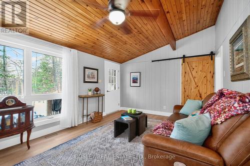 1204 Tiny Beaches Road N, Tiny, ON - Indoor Photo Showing Living Room