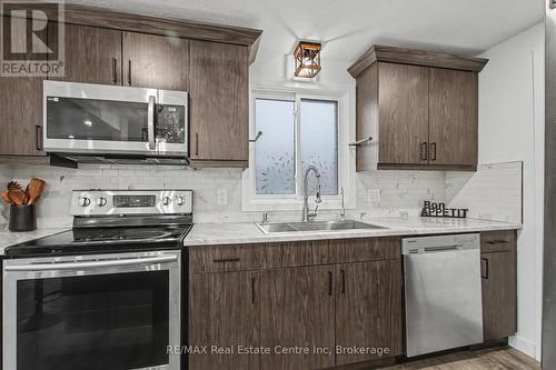 7 Wycliffe Place, Kitchener, ON - Indoor Photo Showing Kitchen With Upgraded Kitchen