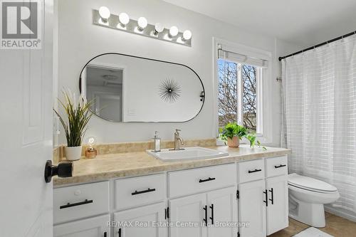 7 Wycliffe Place, Kitchener, ON - Indoor Photo Showing Bathroom