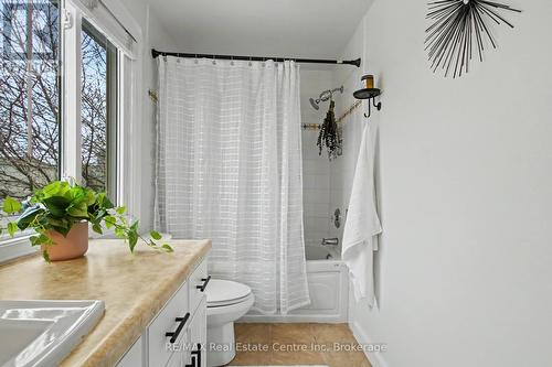7 Wycliffe Place, Kitchener, ON - Indoor Photo Showing Bathroom