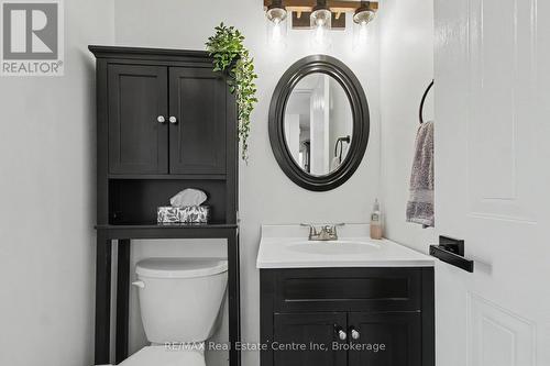7 Wycliffe Place, Kitchener, ON - Indoor Photo Showing Bathroom