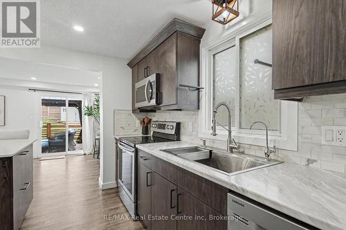7 Wycliffe Place, Kitchener, ON - Indoor Photo Showing Kitchen With Upgraded Kitchen