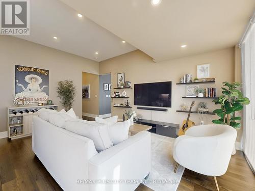 202 - 39 Queens Quay E, Toronto, ON - Indoor Photo Showing Living Room