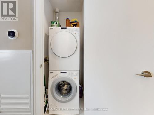 202 - 39 Queens Quay E, Toronto, ON - Indoor Photo Showing Laundry Room