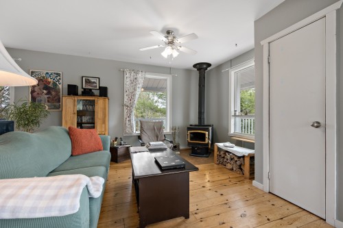 Salon - 521 Mtée Major, Boileau, QC - Indoor Photo Showing Living Room