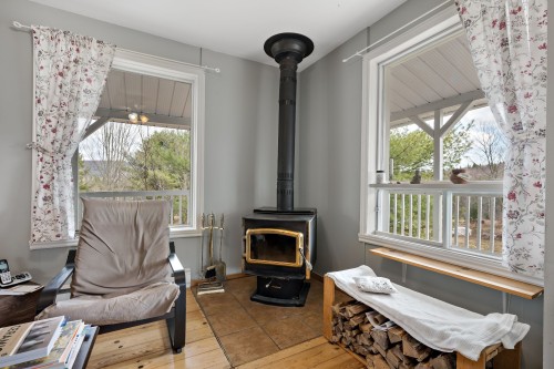 Salon - 521 Mtée Major, Boileau, QC - Indoor