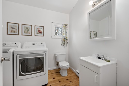 Salle de bains - 521 Mtée Major, Boileau, QC - Indoor Photo Showing Laundry Room