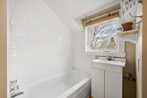 Salle de bains attenante à la CCP - 521 Mtée Major, Boileau, QC - Indoor Photo Showing Bathroom