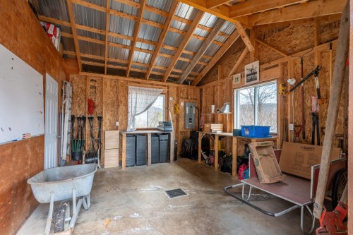 Remise - 521 Mtée Major, Boileau, QC - Indoor Photo Showing Other Room
