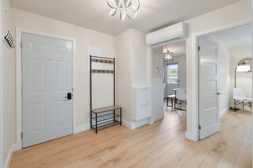 Hall d'entrée/Vestibule - 3-8215 Rue Fabre, Montréal (Villeray/Saint-Michel/Parc-Extension), QC - Indoor Photo Showing Other Room