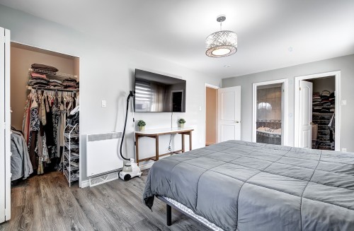 Master Bedroom - 74 Rue Chatillon, Dollard-Des-Ormeaux, QC - Indoor Photo Showing Bedroom