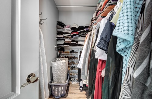 Closet - 74 Rue Chatillon, Dollard-Des-Ormeaux, QC - Indoor With Storage